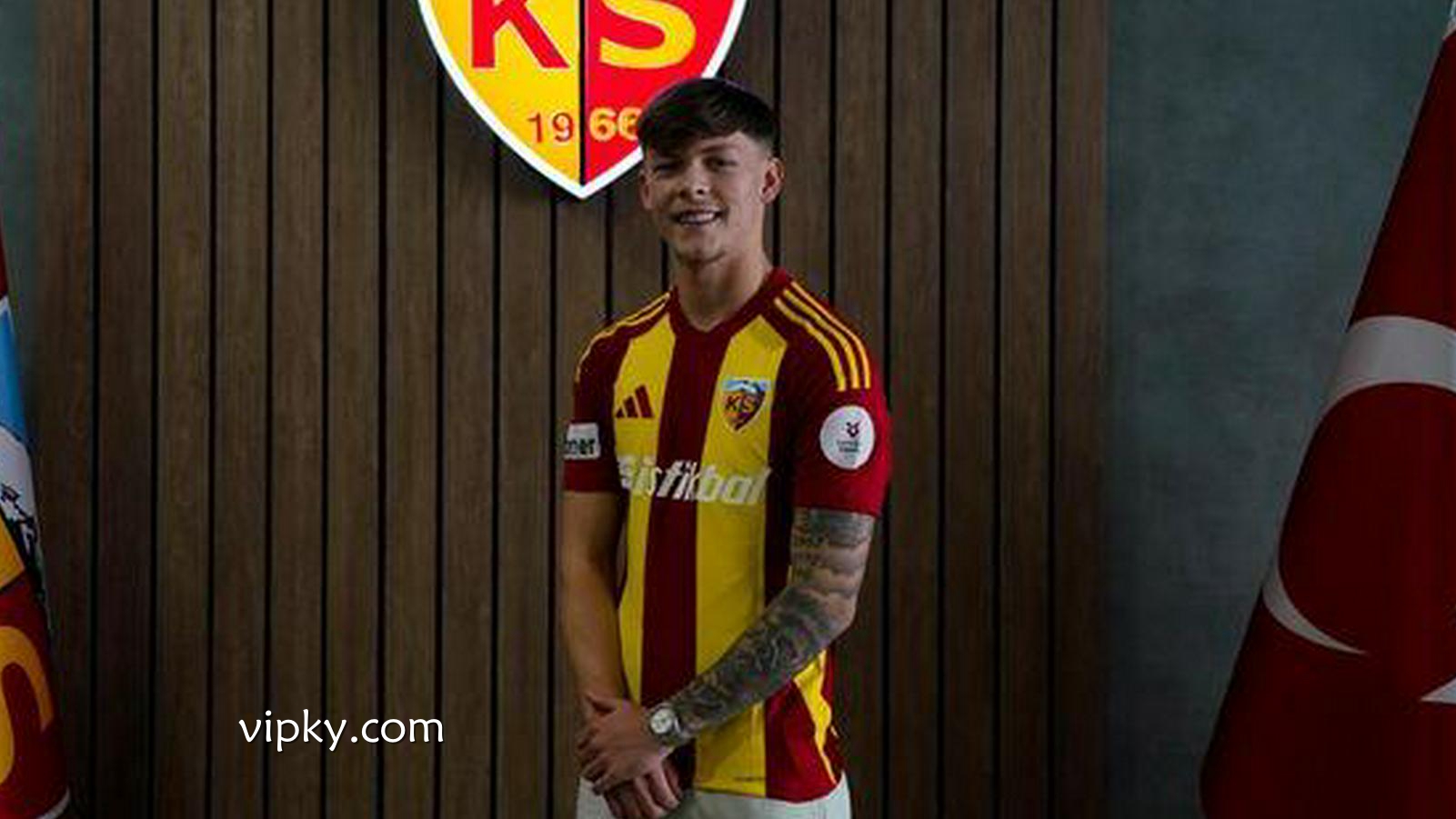 开云体育热点资讯 - 曼联官宣冬窗离队第一人！新帝星已确定留下，两人将争取压哨转会